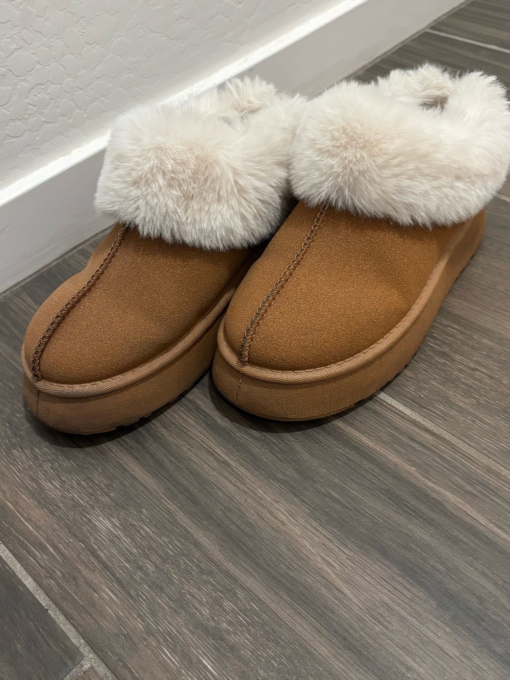 Cozy Faux-Fur Trim Slip-On Slippers in Brown